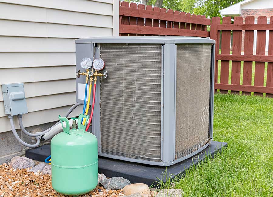 An outdoor air conditioning unit with a refrigerant tank